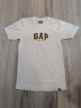 Vintage GAP New York White Embroidered T-Shirt - Size Medium
